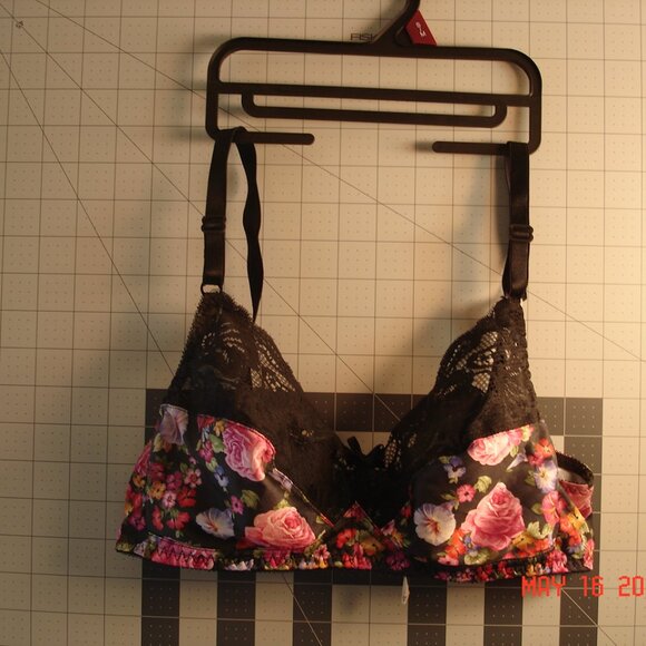Lot of (3) Women's Bras Black Floral Underwire Size 36B Back, Front Closure - Picture 4 of 7